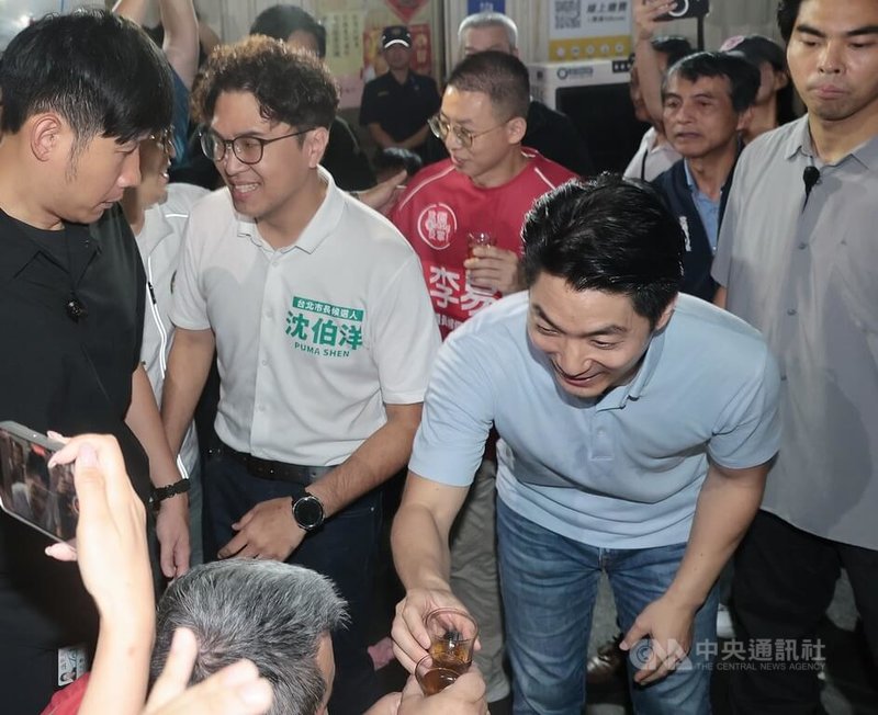 台北市計程車駕駛員職業工會6日在台北舉辦普渡晚會，台北市長蔣萬安（右）與民進黨台北市長參選人沈伯洋（右2）都出席，同場爭取司機們的支持。中央社記者郭日曉攝　115年9月6日