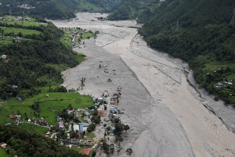 空拍畫面顯示,尼泊爾努瓦科特地區因洪水及土石流造成大範圍毀損。(路透社)