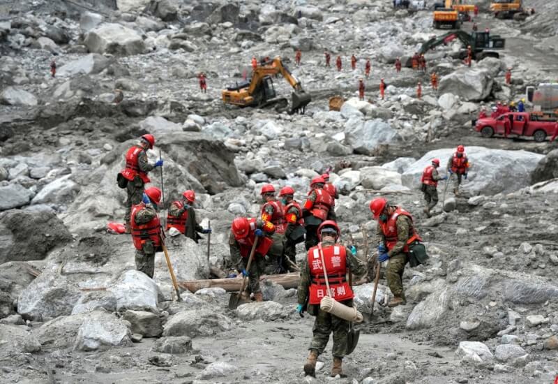 中國救援人員8月26日於吉隆口岸附近進行救援。(cnsphoto via 路透社)