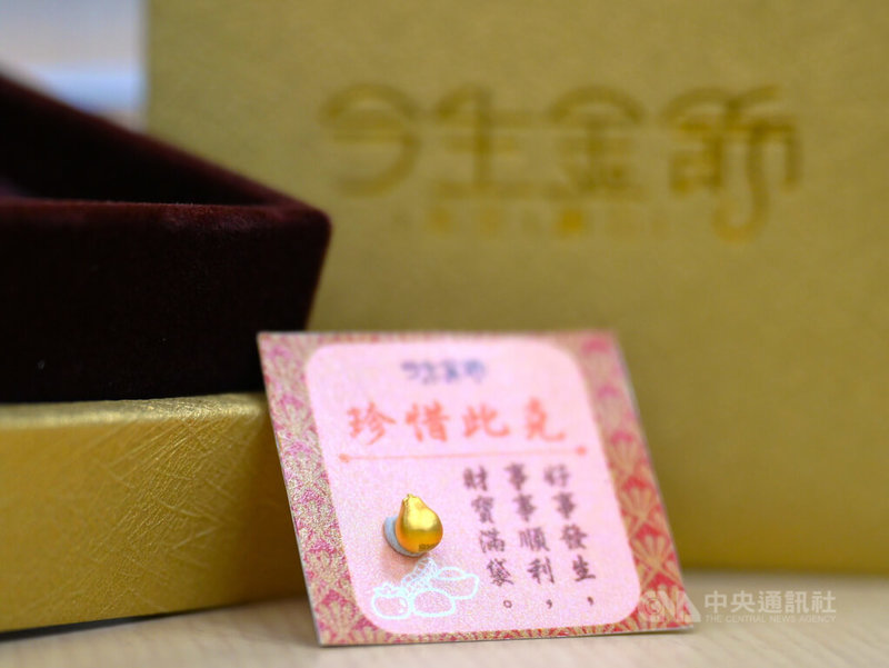 花蓮縣政府7日舉行記者會,宣告花蓮文旦柚系列活動啟動,並與金飾業者合作,民眾購買指定農家文旦柚,有機會抽中價值逾新台幣5萬元的文旦柚造型小金豆組。中央社記者李先鳳攝 115年9月7日