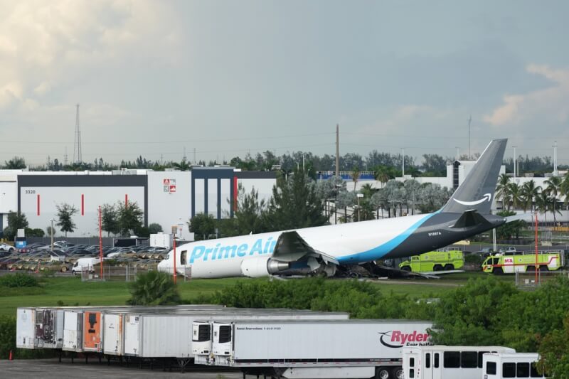 美國電子商務巨擘亞馬遜一架貨運飛機6日在邁阿密國際機場衝出跑道並撞上多部車輛。(美聯社)