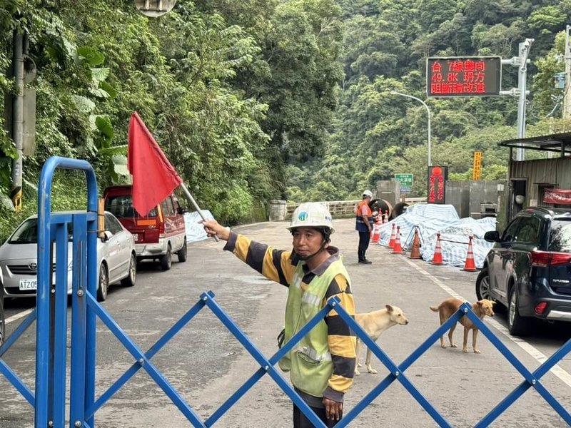公路局北區養護工程分局辦理桃園市復興區台7線大曼路段災後復建工程，受連日降雨影響發生大規模坍方、落石阻斷通行。（北區養護工程分局提供）中央社記者葉臻傳真　115年9月7日