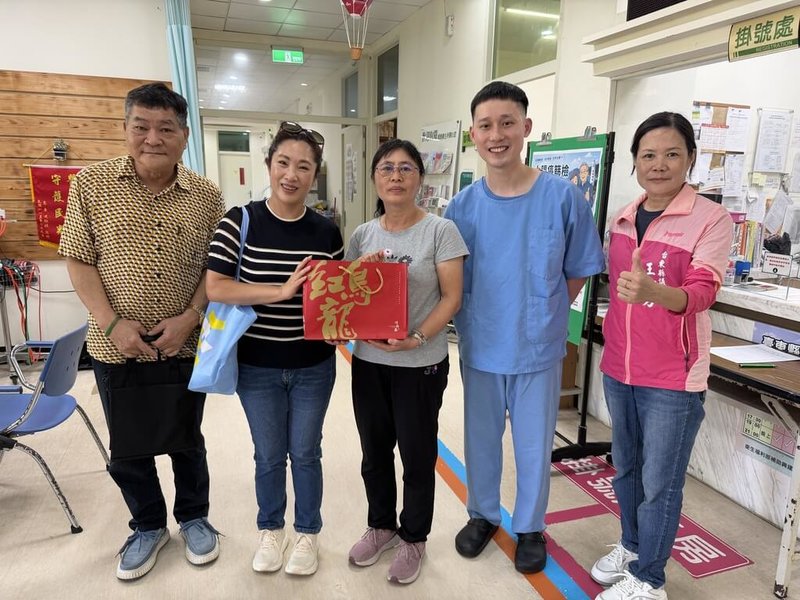 國民黨台東縣長參選人吳秀華7日提出打造偏鄉長照示範縣、加速樂齡長照園區開發、強化5G智慧急診救護等10項醫療相關政見。圖為吳秀華（左2）拜訪綠島鄉衛生所。（吳秀華競選辦公室提供）中央社記者李先鳳傳真　115年9月7日