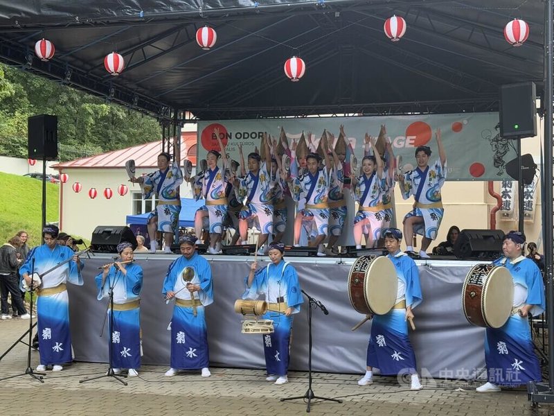 今年立陶宛日本文化祭主辦單位邀請到東京高圓寺阿波舞連協會所屬的「菊水連」22人表演團體,為立陶宛民眾帶來充滿活力的「盆舞」,搭配太鼓與日本傳統樂器現場演奏,展現濃濃祭典氛圍。中央社記者游堯茹維爾紐斯攝 115年9月7日