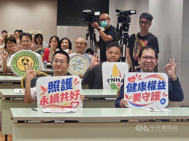 衛福部疾管署長羅一鈞（前左）說，台灣今年首次引進20萬劑加強型流感疫苗，成為亞洲第一個、也是目前唯一引進加強型流感疫苗的國家。中央社記者陳婕翎攝　115年9月7日