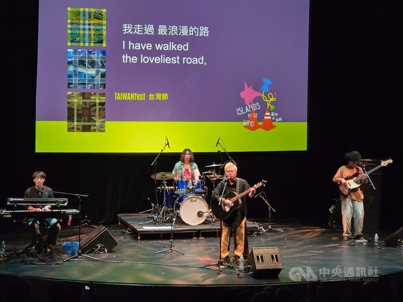 黃子軒與山平快唱出客家社群的韌性,大膽且充滿玩心的音樂風格,將傳統帶進新世界。中央社記者程愛芬溫哥華攝 115年9月7日