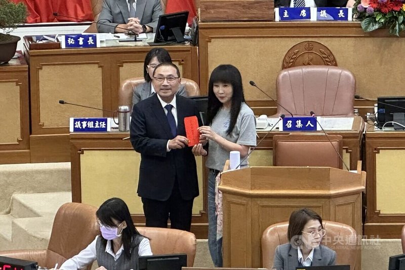 新北市長侯友宜(中左)7日赴議會市政總質詢,國民黨市議員蔡淑君(中右)省下百萬元競總成立經費,捐贈給教育局成立「五泰林學童多元成長扶助專戶」,由侯友宜代表收下。中央社記者王鴻國攝 115年9月7日