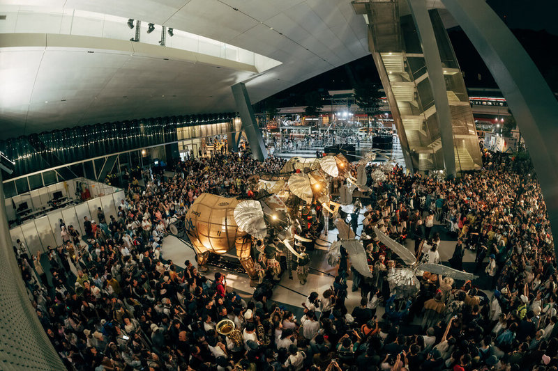 2026台北藝術節開幕戶外展演「大象來了」6日晚遇雨，人潮不及5日10萬規模。北藝中心表示，數萬名觀眾自發性為其全球巡演第100場齊唱生日快樂歌，歌聲響徹士林夜空。（北藝中心提供）中央社記者楊淑閔傳真 115年9月7日
