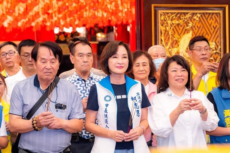 中國國民黨高雄市長參選人柯志恩(前中)6日在高雄三鳳宮廟口開講,嘉義市長黃敏惠(前右)等出席站台,上香祈福。(柯志恩辦公室提供)中央社記者蔡孟妤傳真 115年9月7日