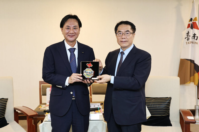 日本宮城縣議會議長佐佐木幸士（左）7日率團到台南市政府拜會市長黃偉哲（右），黃偉哲致贈台南紀念品。（台南市政府提供）中央社記者楊思瑞台南傳真　115年9月7日