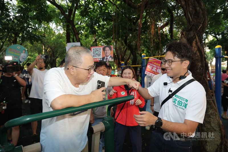 民進黨台北市長參選人沈伯洋（前右）7日清晨前往台北南港區玉成公園掃街拜票，向運動中的民眾打招呼。中央社記者翁睿坤攝　115年9月7日
