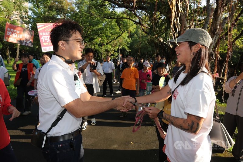 民進黨台北市長參選人沈伯洋（前左）7日清晨前往台北南港區玉成公園掃街拜票，與民眾握手問候，爭取支持。中央社記者翁睿坤攝　115年9月7日