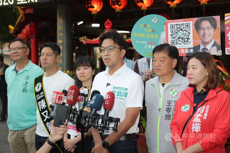 民進黨台北市長參選人沈伯洋（右3）7日清晨前往台北南港區玉成公園掃街拜票，會前接受媒體聯訪回應與台北市長蔣萬安碰面的互動。中央社記者翁睿坤攝　115年9月7日