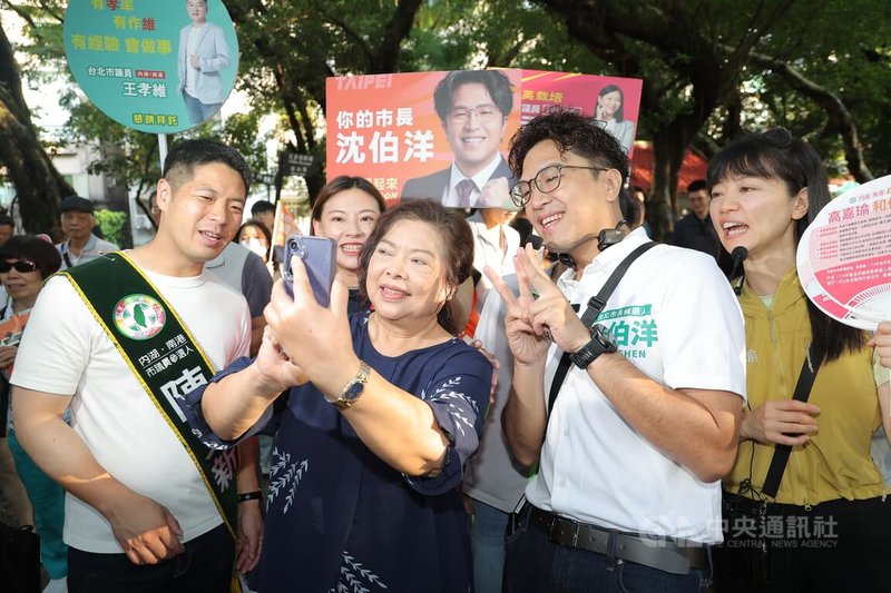 民進黨台北市長參選人沈伯洋（前右2）7日清晨前往台北南港區玉成公園掃街拜票，與民眾自拍合影。中央社記者翁睿坤攝　115年9月7日