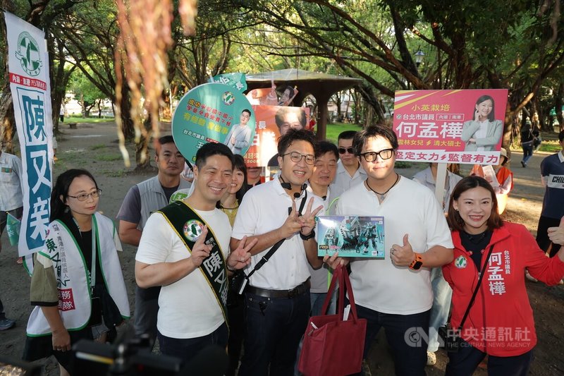 民進黨台北市長參選人沈伯洋（前右3）7日清晨前往台北南港區玉成公園掃街拜票，現場有民眾送模型給沈伯洋並合影。中央社記者翁睿坤攝　115年9月7日