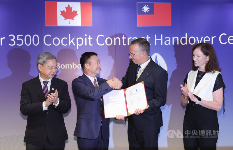 漢翔歷經兩年努力，2026年4月完成技術審查，宣布取得龐巴迪商務客機CL3500前機身20年全壽期合約，7日在台北舉辦合約交換典禮。漢翔董事長曹進平（左2）與龐巴迪專案暨供應鏈執行副總裁費利恩（Eric Filion）（右2）握手致意，經濟部長龔明鑫（左1）與加拿大駐台北貿易辦事處代表何曼麗（Marie-Louise Hannan）（右1）出席見證。中央社記者張新偉攝　115年9月7日