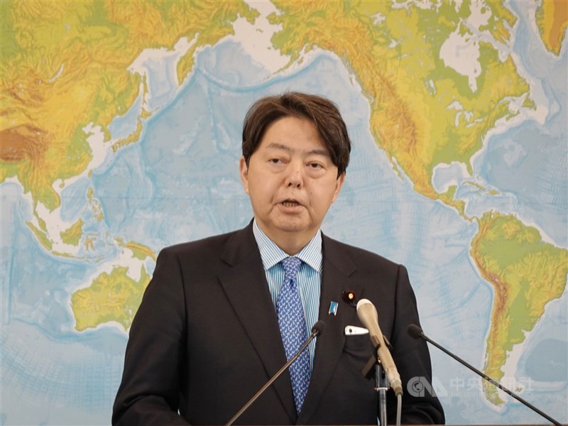 圖為林芳正2022年擔任外務大臣期間，在例行記者會發表談話。他2025年10月起擔任高市內閣的總務大臣。（中央社檔案照片）