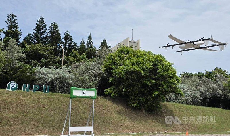 澎湖縣政府與澎湖科技大學7日舉辦澎湖無人機醫療物資跨海運送展示活動，試飛順利，未來離島居民可及時收到藥品。中央社  115年9月7日