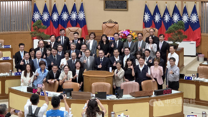 新北市長侯友宜（中間排右7）7日接受國民黨議員最後一次市政總質詢，現場氣氛溫馨，不僅相互感激市政的協助，還拍了府會「畢業照」。中央社記者王鴻國攝　115年9月7日