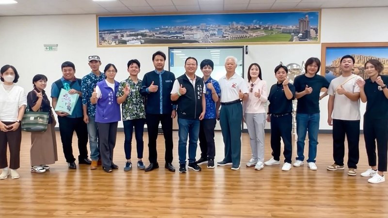日本沖繩縣竹富町町長前泊正人（左7）7日率團拜會馬公市公所，與市長黃健忠（右8）就島嶼觀光、地方產業、文化傳承及青年交流等議題交換意見。（馬公市公所提供）中央社　115年9月7日