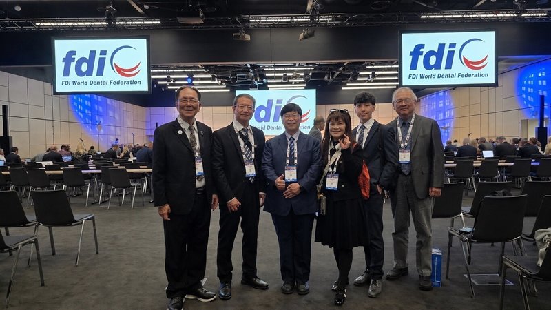 中華牙醫學會理事長余建宏（左3）6日出席在捷克布拉格舉行的2026年世界牙醫聯盟國家聯絡官論壇，向各國牙醫組織分享台灣牙醫界導入人工智慧的實務經驗及未來規劃。（中華牙醫學會提供）中央社記者劉郁葶布拉格傳真　115年9月7日