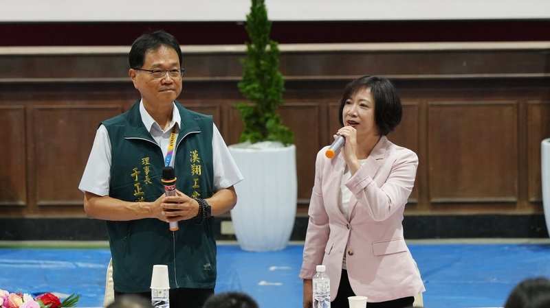 民進黨台中市長參選人何欣純(右)出席漢翔企業工會會員代表大會,她認為,國防安全與產業發展都不能等,相關企業從設備、人才培育、擴充產能,需要更多力量支持。圖左為漢翔工會理事長于正道。(何欣純辦公室提供)中央社記者趙麗妍傳真 115年9月7日