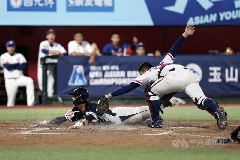 亞洲青棒錦標賽台灣隊7日首戰在天母棒球場與韓國交手,6局上,台灣隊捕手黃世堯(右)觸殺不及,韓國隊先馳得點,並在單局攻下2分。中央社記者吳家昇攝 115年9月7日