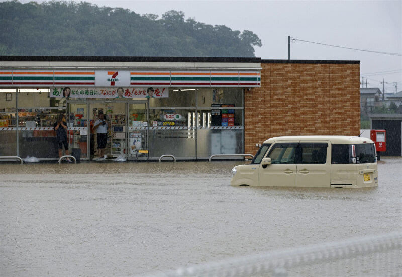 日本關東、東北地區7日遭遇猛烈降雨，圖為日本千葉縣大網白里市一間便利商店外的停車場7日午後淹水。（共同社）