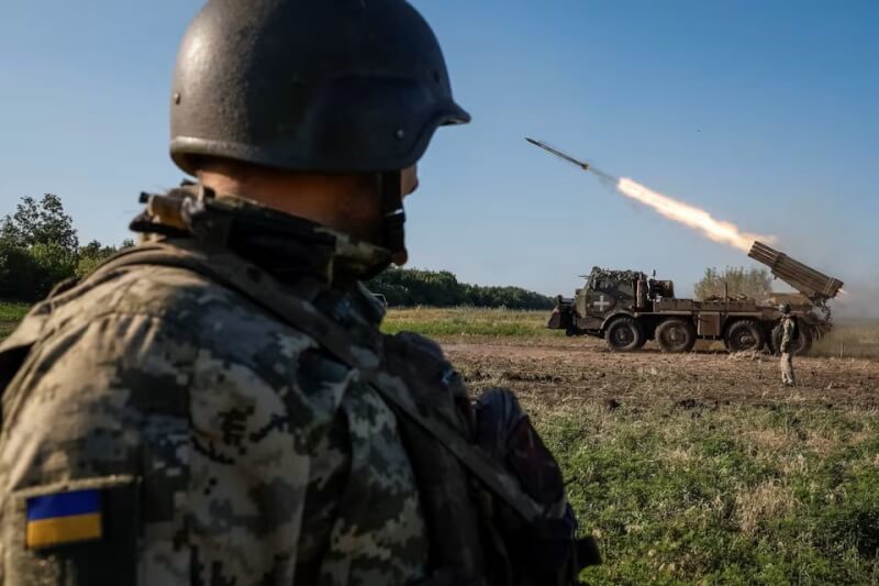 圖為烏東士兵正向俄軍發射武器。（路透社）