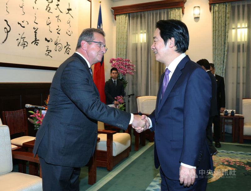 總統賴清德(右)8日下午接見「加拿大魁團黨國會議員訪問團」,此次是魁團黨自1991年成立以來首次組團訪問台灣,也是黨魁布朗謝(Yves-François Blanchet)(左)第一次到台灣訪問。中央社記者郭日曉攝 115年9月8日
