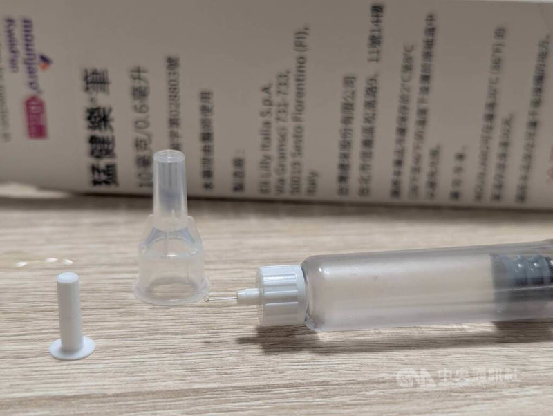瘦瘦針盛行引發廢棄針頭處理疑慮。環境部提醒,居家針頭具傳染風險,應以耐穿刺容器貯存送回醫院、藥局或指定場所回收;不可將廢棄針頭混入一般家戶垃圾或資源回收物,更不能直接丟棄於路邊垃圾桶。中央社記者張雄風攝 115年9月8日