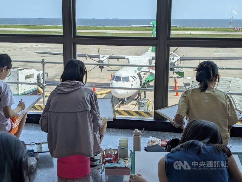 金門航空站8日舉辦飛航安全宣導活動，金門在地小學生參加寫生比賽，在航廈觀景窗旁觀察飛機起降。中央社記者吳玟嶸攝　115年9月8日