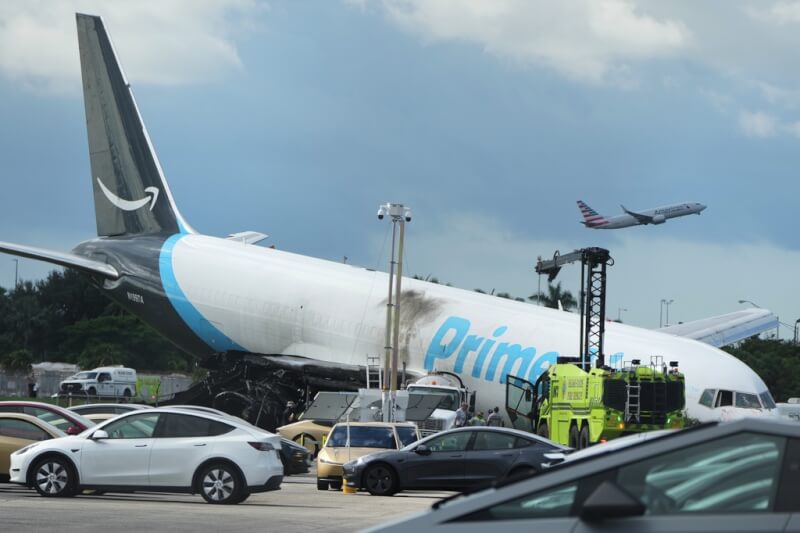 亞馬遜貨機6日降落於邁阿密國際機場衝出跑道墜毀，黑盒子已尋獲。（美聯社）