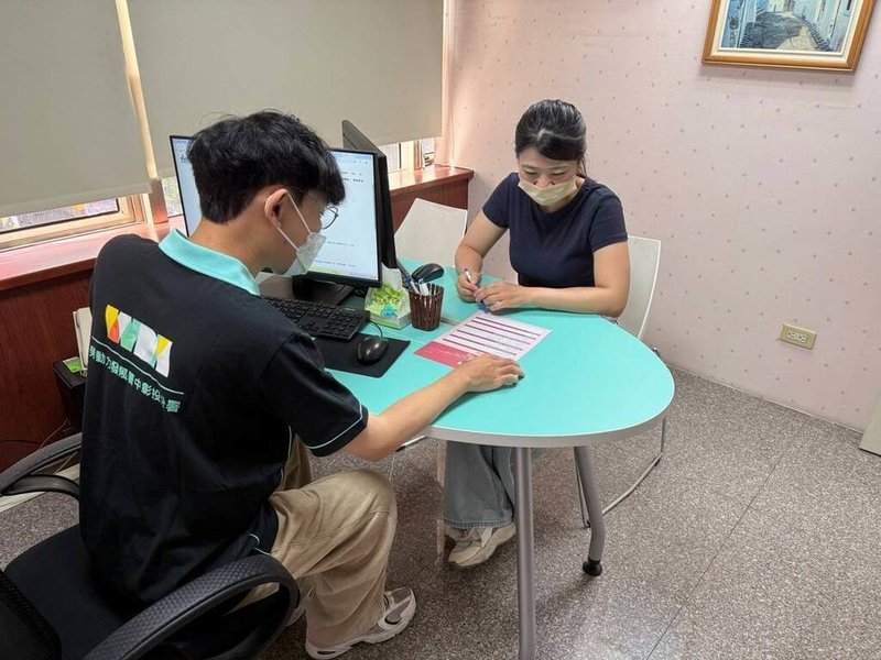 為協助連續失業達180天以上青年提升求職技巧，勞動力發展署中彰投分署推動「青年職得好評計畫」，陪伴青年找回職涯方向，由所屬就業中心為求職者解說青年職得好評計畫。符合資格青年，歡迎就近洽詢各就業中心。（中彰投分署提供）中央社記者郝雪卿傳真  115年9月8日