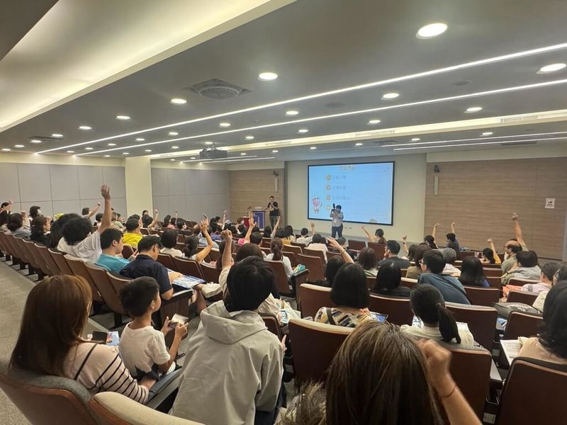 政治大學近日舉辦全民理財素養公益講座，邀請暢銷作家豬力安分享如何透過零用錢管理與分配，培養孩子理財邏輯，吸引上百家長到場聆聽。（政治大學提供）中央社記者陳至中傳真　115年9月8日