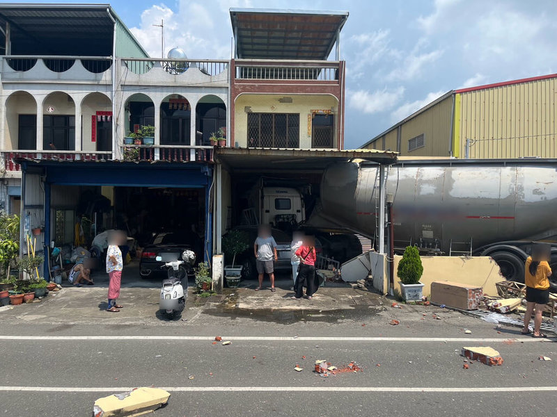 62歲洪姓男子駕駛聯結車空車，沿潮州鎮光復路一段行駛，疑因行車過程分心撿拾水瓶，不慎失控自撞，波及3間民宅。（潮州警分局提供）中央社記者黃郁菁傳真 115年9月8日