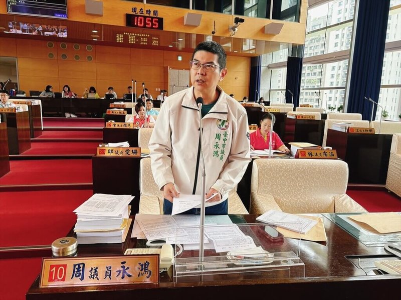 民主進步黨台中市議員周永鴻（前）8日表示，有國小家長發現營養午餐曾有包心白菜產地登錄為中國，要求市府清查說明，給家長明確答案。圖為周永鴻中市議會質詢畫面。（周永鴻服務處提供）中央社記者郝雪卿傳真　115年9月8日