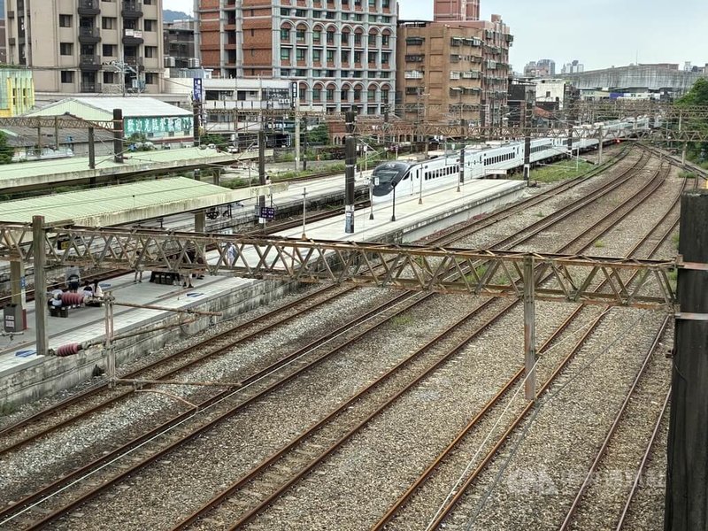國營台灣鐵路股份有限公司8日開放國慶連假車票預訂，各時段仍有餘位。圖為台鐵鶯歌站。中央社記者李明宗攝　115年9月8日