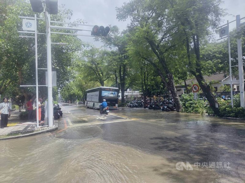 台南市東區勝利路8日疑似水管爆裂，水勢湧進兩側國立成功大學校區，連途經公車後輪也陷入坑洞，市府正緊急處理。中央社記者張榮祥台南攝  115年9月8日