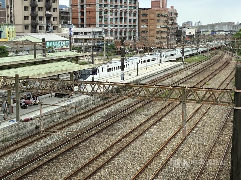 國營台灣鐵路股份有限公司8日說，10日起全線列車上補票新增行動（條碼）支付服務，未來旅客如果有補票需求，不必擔心現金不足。圖為台鐵鶯歌站。中央社記者李明宗攝　115年9月8日