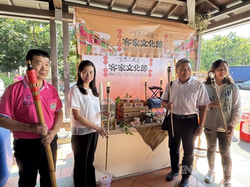 2026雲林詔安客家文化節即將開幕，透過澹仔火迎暗景遶境祈福等活動，帶領民眾感受客家文化底蘊。文觀處長謝明璇（左2）等人8日出席宣傳記者會，邀請民眾參與。　中央社記者姜宜菁攝　115年9月8日