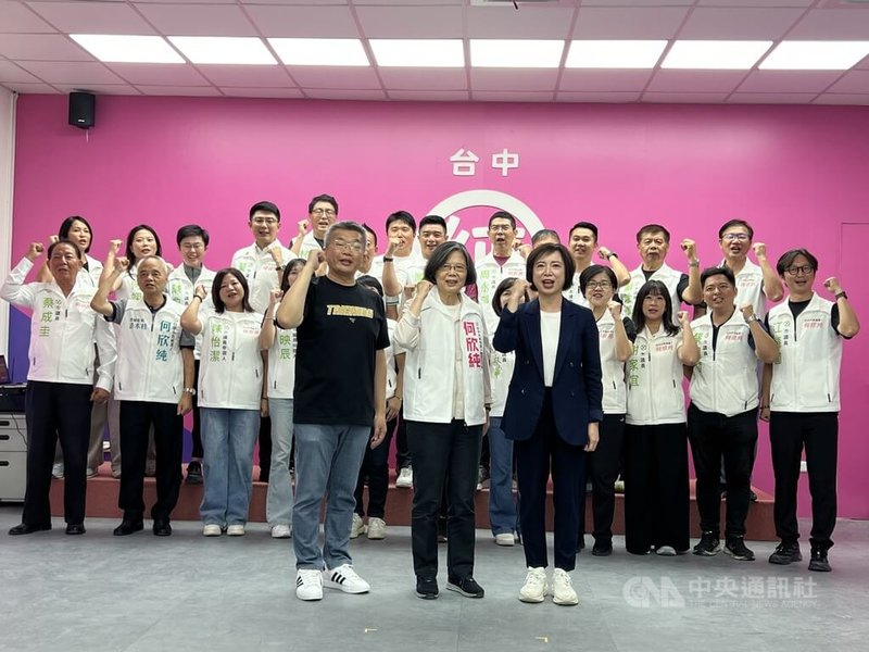 民主進步黨台中市長參選人何欣純（前右）競選總部12日將成立，8日邀前總統蔡英文（前中）開箱，競總主任委員蔡其昌（前左）陪同。中央社記者郝雪卿攝   115年9月8日