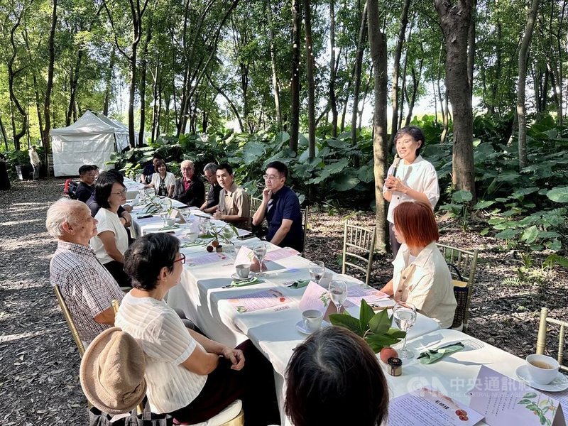 國家都市林推動委員會民間委員吳晟（左格紋襯衫者）8日在彰化縣溪州鄉舉行「毛柿宴」，行政院副院長鄭麗君（後右）出席表示，預計今年底由環境部提出國土綠蔭氣候調適總體計畫、公共植栽養護專法，盼從行政組織與法律層面整體推動種樹。中央社記者鄭維真攝　115年9月8日