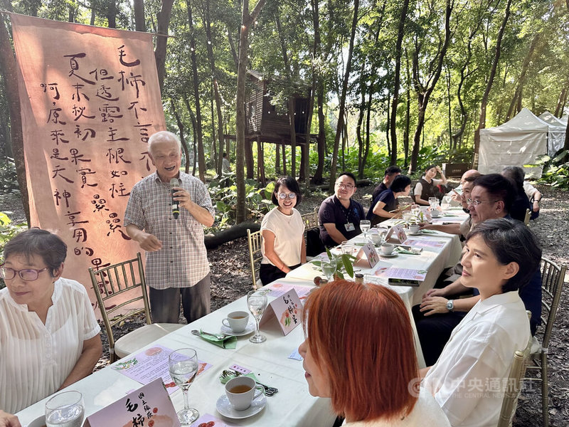 作家、國家都市林推動委員會民間委員吳晟(左2)8日下午在自家樹園「純園」舉行「毛柿宴」,將毛柿做成美味料理,推廣國土綠蔭理念,邀請行政院副院長鄭麗君(前右)等人與會。中央社記者鄭維真攝 115年9月8日
