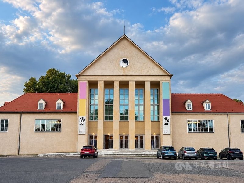 德國德勒斯登赫勒勞歐洲藝術中心是當地重要的當代表演藝術場館,長期邀請國際舞蹈及劇場團隊演出,與台灣雲門舞集有多年合作。圖為HELLERAU主建築。中央社記者林尚縈德勒斯登攝 115年9月8日