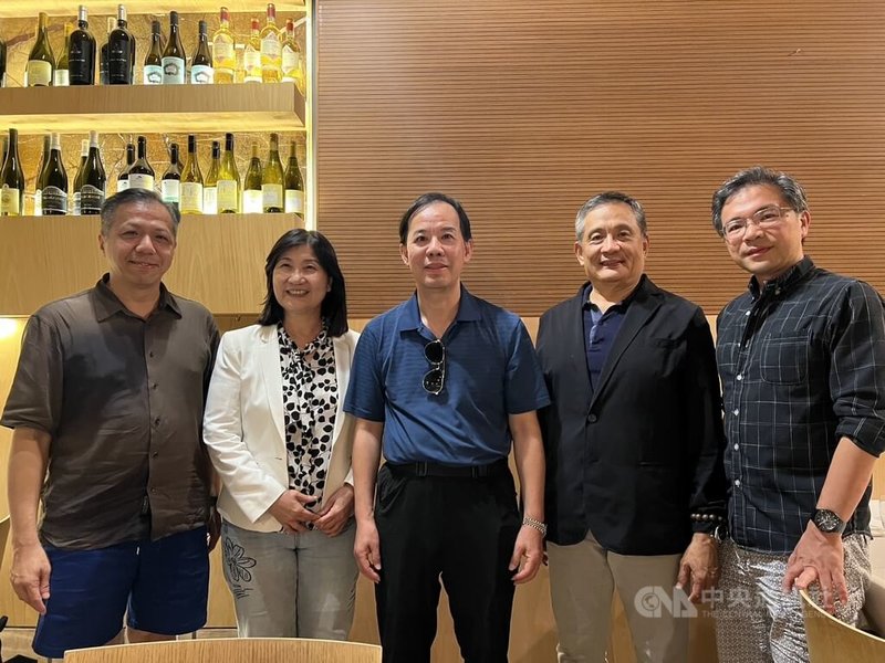 證基會董事長張振山（中）率多位投信業者訪義促進金融交流，成員包括康和證券董事長鄭大宇（左1）、國泰投信資深副總經理鄭立誠（右1）、投信投顧公會秘書長蔡麗玲（左2）、台北義大利商會會長李新穎（右2）。中央社記者黃雅詩羅馬攝　115年9月8日