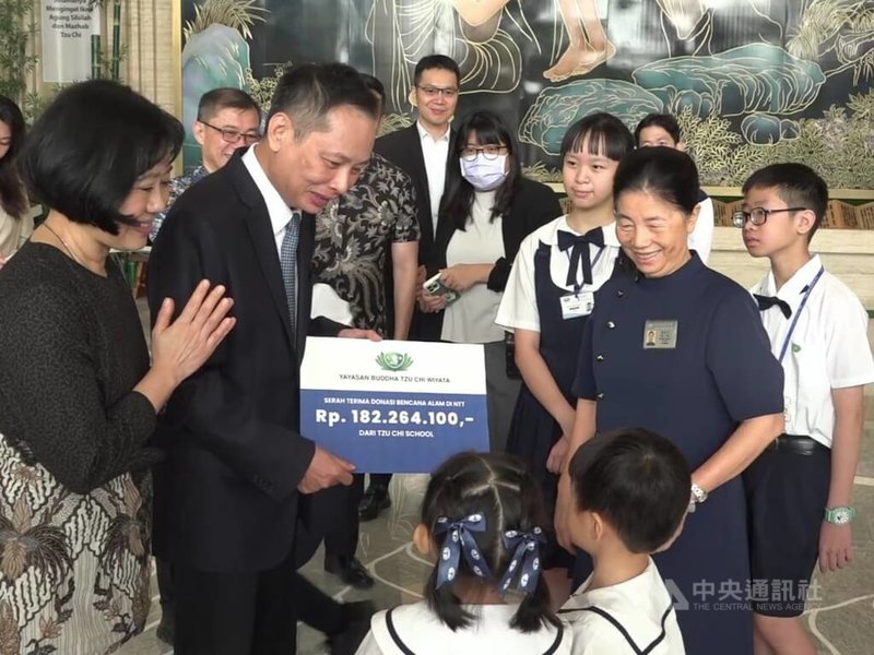駐印尼代表洪振榮(左2)伉儷8日在雅加達拜訪慈濟印尼分會期間,向日前捐款援助當地東努沙登加拉省地震災民的慈濟學校學生致意。中央社記者羅薇佳雅加達攝 115年9月8日