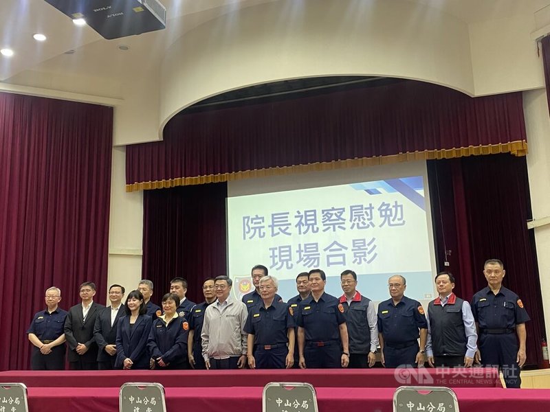 行政院長卓榮泰（淺灰衣者）8日晚間視察台北市警察局中山分局，現場宣布行政院已正式核定擴大「深夜危勞勤務津貼」適用範圍，納入深夜值班、備勤員警。中央社記者黃麗芸攝　115年9月8日