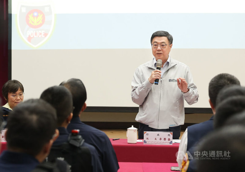 行政院長卓榮泰(後右)8日晚間視察台北市政府警察局中山分局時表示,今天來參加擴大臨檢勤務的勤前教育,是想和大家共同打氣,讓各項勤務都能夠順利、圓滿成功,而且都能平平安安地去完成每項任務。中央社記者謝佳璋攝 115年9月8日