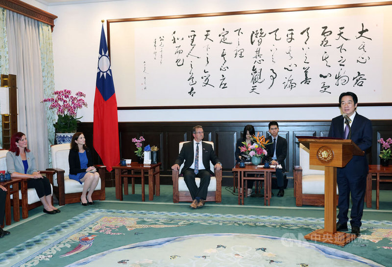總統賴清德（右）8日下午在總統府接見「加拿大魁團黨國會議員訪問團」，致詞期待未來雙方在人工智慧、半導體、航太、關鍵礦物、再生能源及供應鏈安全上，建立更緊密的夥伴關係。中央社記者郭日曉攝　115年9月8日